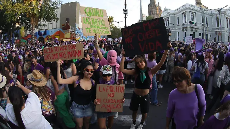Marcha 8M afuera de edificio de la UdeG 2